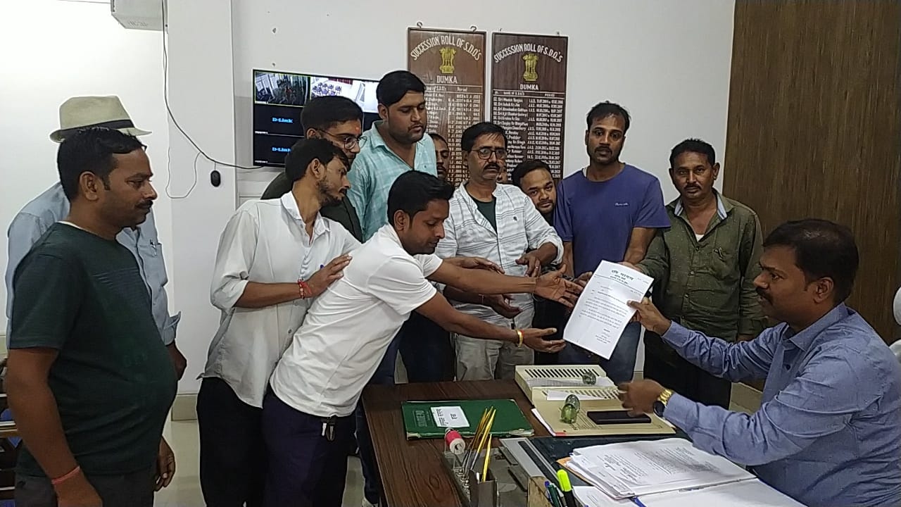 दुमका: जिला प्रशासन ने पटाखा विक्रेताओं के लिए जारी किया आदेश, निर्धारित स्थल से अलग पटाखा बिक्री करने पर होगी सख्त कार्यवाई