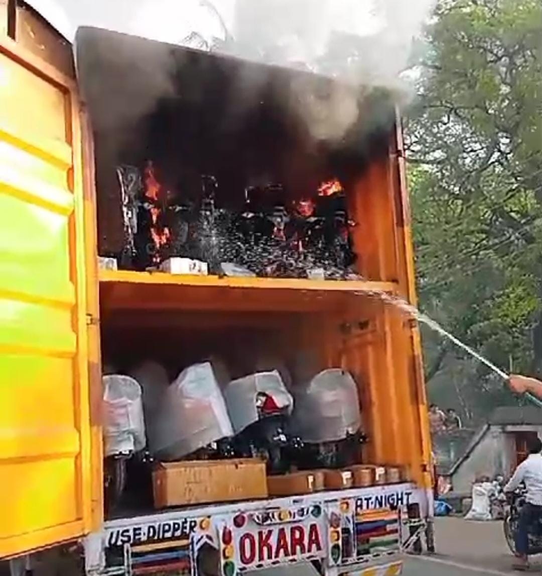 देवघर: ट्रक में लदे मोटरसाइकिल में लगी आग, कई गाड़ियां जलकर राख, लाखों का नुकसान