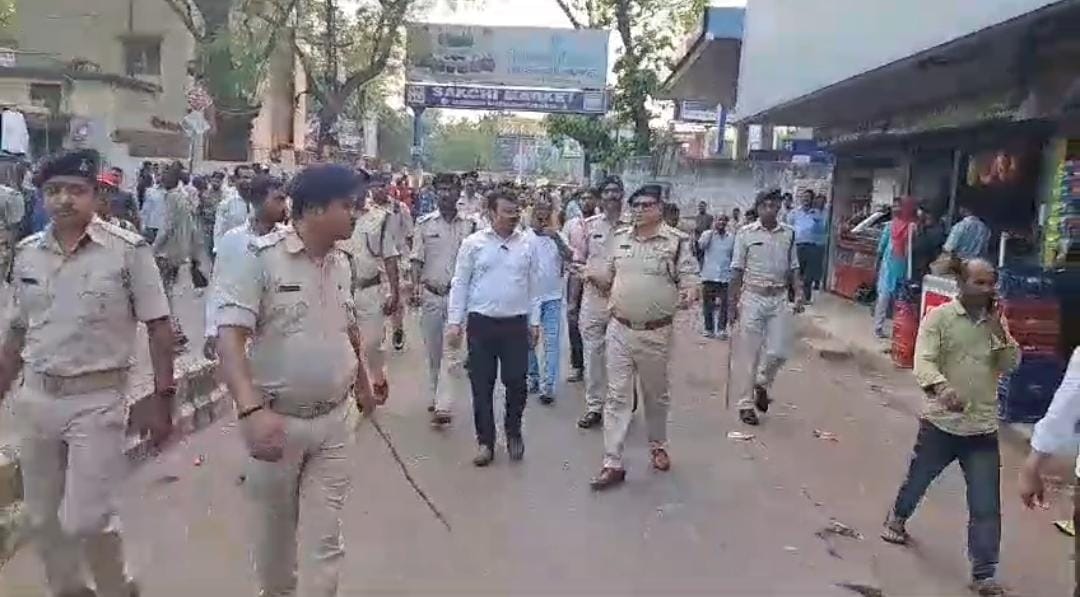 नो पार्किंग में वाहन खड़ा करनेवालों की खैर नहीं! जाम की समस्या को लेकर जमशेदपुर जिला प्रशासन सख्त, दलबल के साथ सड़क पर उतरे डीसी