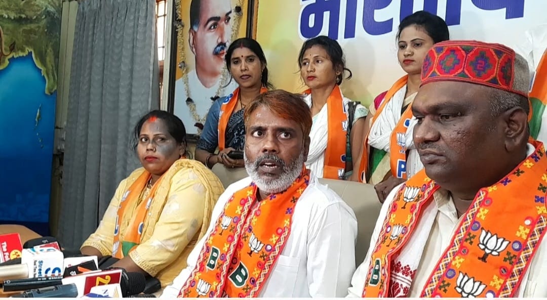 Loksabha Election 2024: कांग्रेस से टूटकर भाजपा में शामिल हुए दर्जनों लोग, जानिए