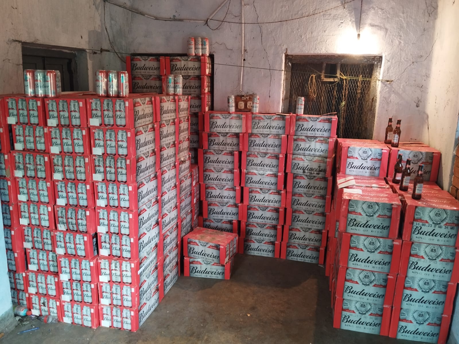 धनबाद के पंचेत से पुलिस ने जानिए कैसे बरामद किया बीयर के बोतलों का भंडार