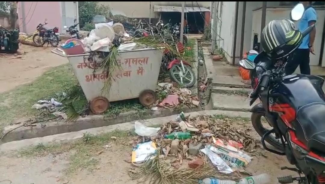 गुमला: गंदगी का अंबार और बजबजाती नालियां बयां कर रही नगर निगम की लापरवाही! बदबू से लोगों का जीना मुहाल