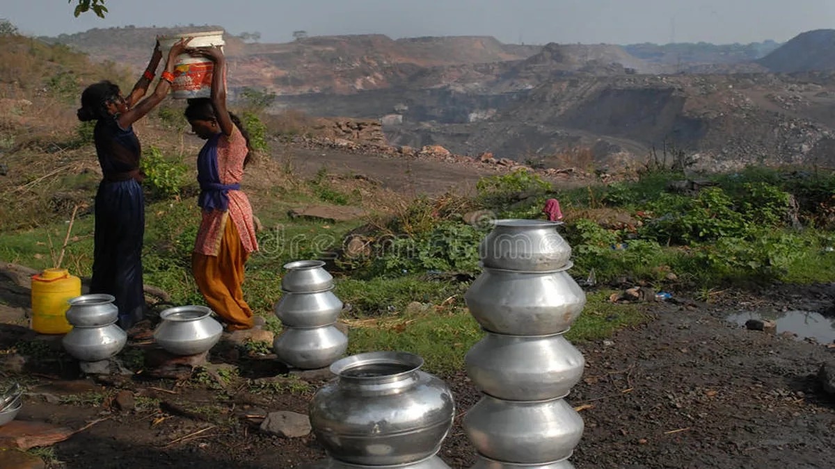 धनबाद : सांसद - विधायक बदलते रहे लेकिन 75 वर्षों के बाद भी नहीं बदली झरिया की किस्मत, आज भी बूंद -बूंद के लिए तरस रहे लोग