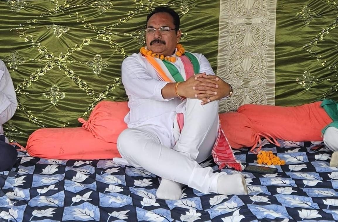 आदिवासी युवक से हुए दुर्व्यवहार के विरोध में एकल अनशन पर बैठे प्रदीप यादव, निशिकांत पर लगाया ये गंभीर आरोप