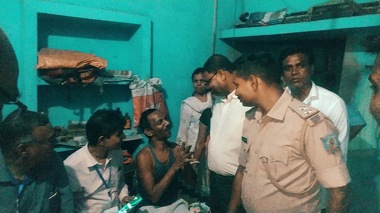 बोकारो : जिला प्रशासन ने 85 वर्ष से उपर के वृद्ध और दिव्यांग मतदाताओं का कराया होम वोटिंग