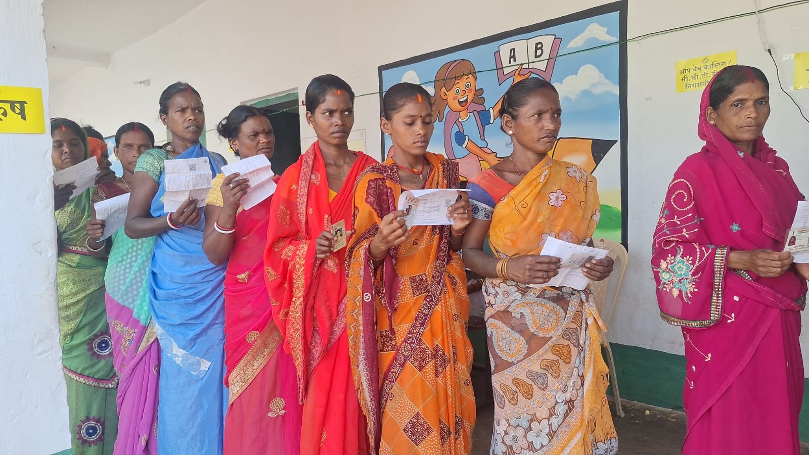 गिरिडीह के नक्सल प्रभावित क्षेत्रों में भी हो रहा है शांति पूर्ण रूप से मतदान, मतदाता अपने-अपने बूथो पर बिना डर भय का कर रहे वोटिंग