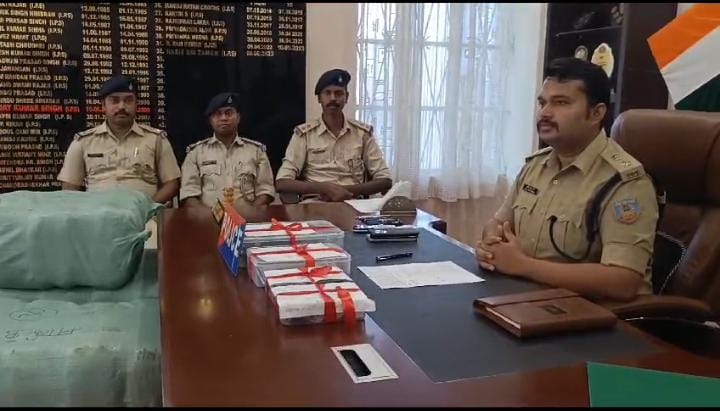 नशे के खिलाफ लोहरदगा पुलिस का बड़ा एक्शन! 70 लाख का गांजा किया जब्त, तस्करों की तलाश जारी