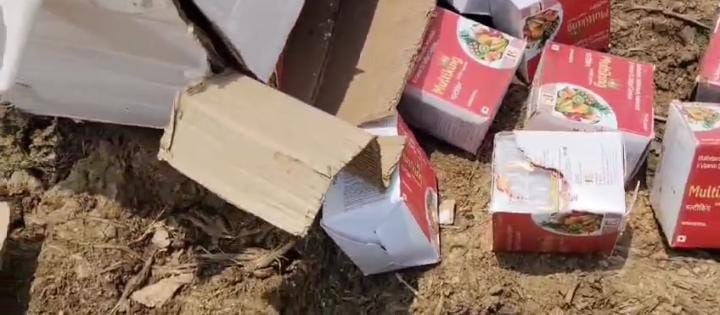 गढ़वा में स्वास्थ्य विभाग की लापरवाही आयी सामने! गांव के नाले में फेंका मिला लाखों रुपये का सरकारी दवा