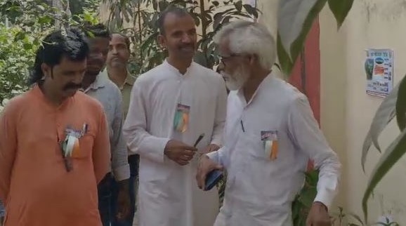 गुमला का एक शख्स जो  पेड़ पौधों के बीच बीता रहें अपना जीवन, बता रहे पेड़ पोधों के फायदे