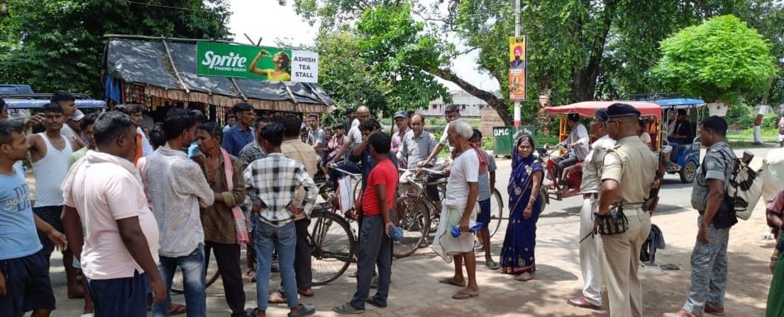 BREAKING : श्रावणी मेला में प्रतिनियुक्ति पुलिसकर्मी पर नाबालिक के साथ छेड़खानी का लगा आरोप, स्थानीय लोगों ने बनाया बंधक