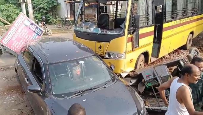 BREAKING: देवघर में स्कूल बस ने कई गाड़ियों को रौंदा, एक की मौत, बस में सवार थे 3 दर्जन से अधिक बच्चे