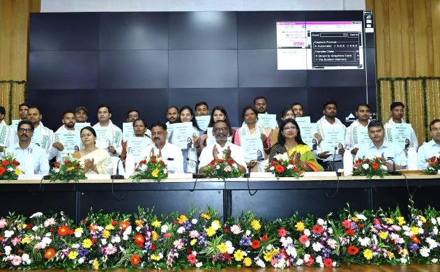 मुख्यमंत्री हेमंत सोरेन ने अभ्यर्थियों को सौंपा नियुक्ति पत्र, कहा- जारी रहेगा नियुक्तियों का सिलसिला