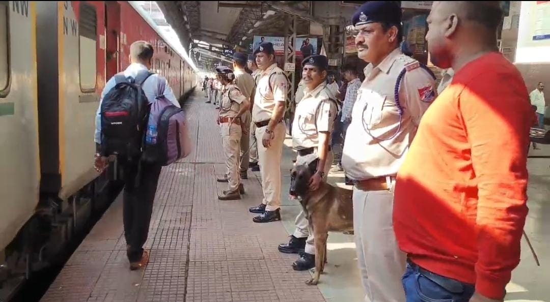 दिल्ली बम धमाके के बाद धनबाद स्टेशन पर हाई अलर्ट, देर रात से चला सघन जांच अभियान अभी भी जारी