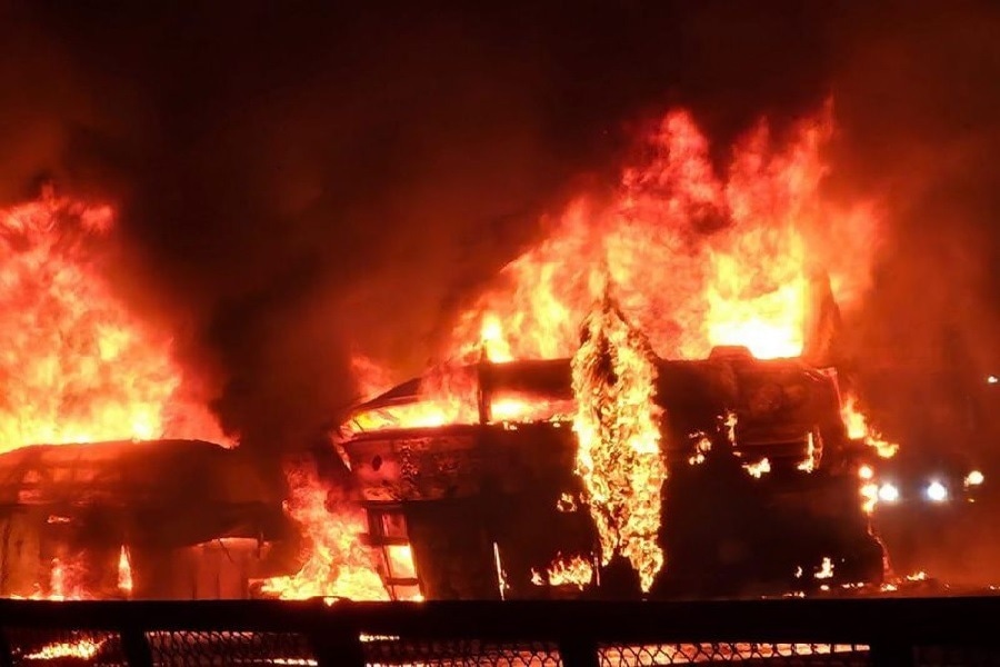 कर्नाटक में भीषण सड़क हादसा: बस और लॉरी में टक्कर के बाद बनी आग का गोला, 9 लोगों की जिंदा जलकर मौत