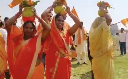 सेन्हा में धूमधाम से निकाली गई कलश यात्रा, 9 दिनों तक चलेगा भागवत पाठ