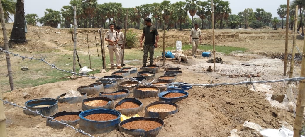 छापेमारी में ध्वस्त की गई 15 शराब भट्टियां, 200 लीटर अवैध महुआ शराब बरामद