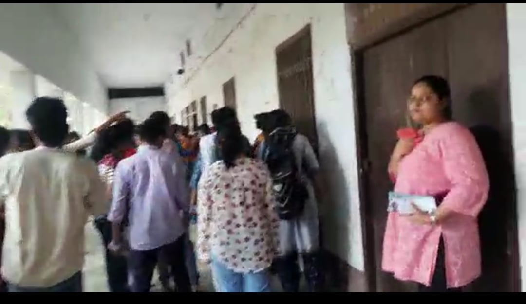 67 वीं BPSC परीक्षा में हंगामे का वीडियो आया सामने, मोबाइल लेकर परीक्षा दे रहे उम्मीदवार, कार्रवाई की मांग