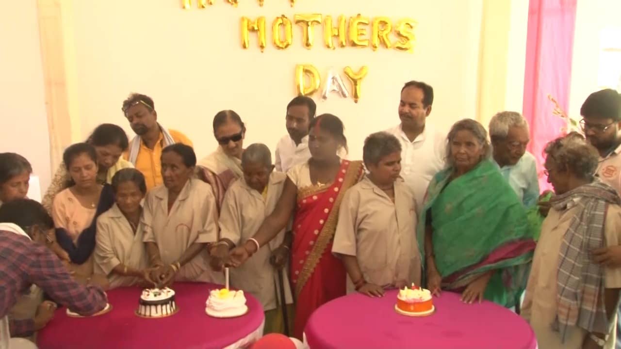 उंगली पकड़ कर चलना सिखाया जिसने, वह मां इस वृद्धाश्रम में है