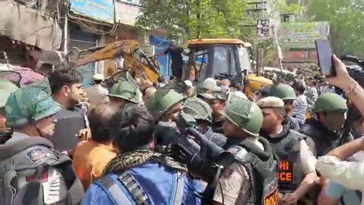 शाहीन बाग में बुलडोजर अभियान के विरोध में जोरदार नारेबाजी और हंगामा, मामला सुप्रीम कोर्ट पहुंचा