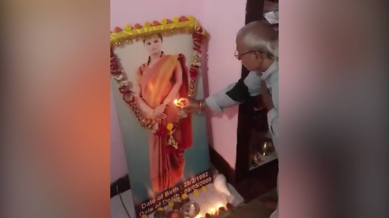 13 साल बाद भी नहीं मिला न्याय, 13 दीए जलाकर मां किया शंखनाद , जारी रहेगी लडाई