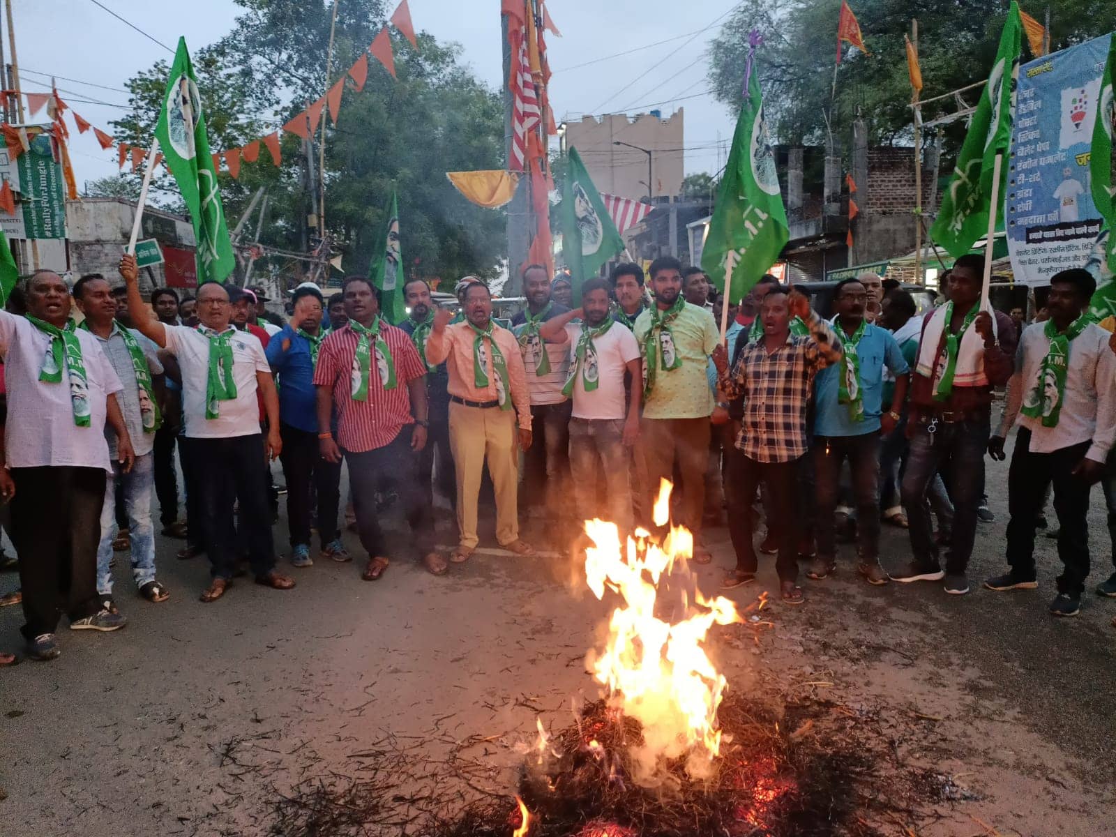 हेमंत सरकार गिराने की साजिश के विरोध में झामुमो ने भाजपा और केंद्र सरकार का किया पुतला दहन