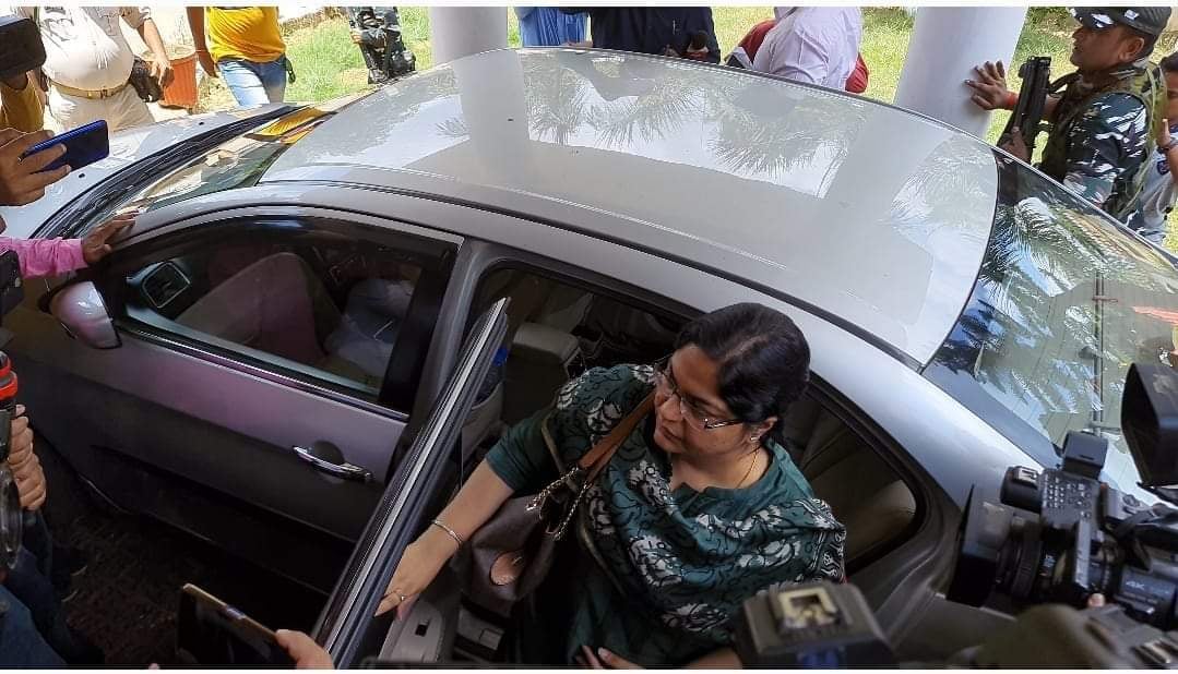 ED के सवालों का जवाब दे रही हैं आईएएस अधिकारी पूजा सिंघल
