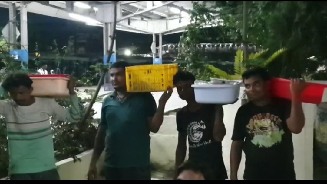 कटिहार रेल मंडल में अवैध वेंडरों के हाथ बिक जाता है प्लेटफार्म !