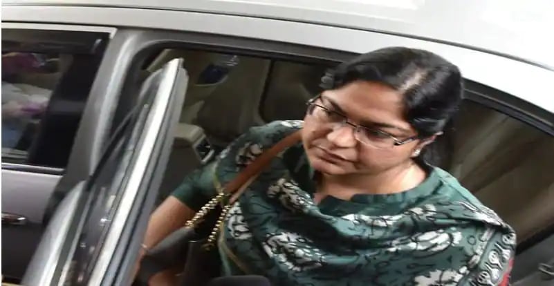 मच्छरों के बीच करवटें बदलते बीती पूजा सिंघल की रात, बस दो टुकड़े रोटी का निवाला