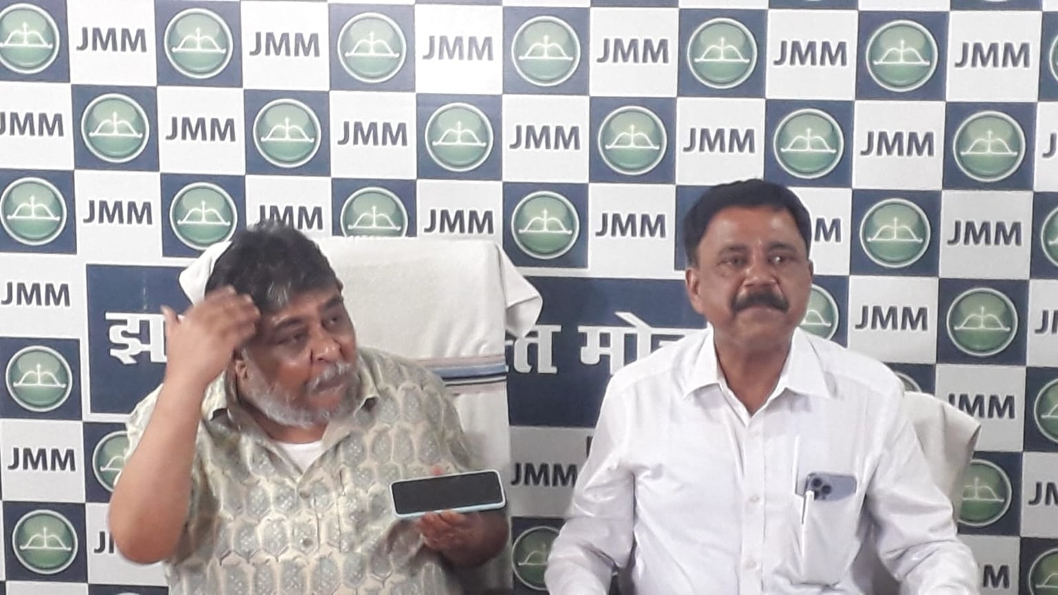 BJP पर JMM का पलटवार : टॉफी खाने और पूजा सिंघल को क्लीन चिट देने वालों की भी हो जांच