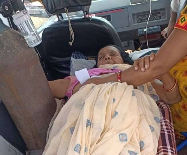 गांव की सरकार : बेकार न चला जाए इनका एक वोट, इसलिए एंबुलेंस पर चढ़ कर आयीं बीमार बुजुर्ग