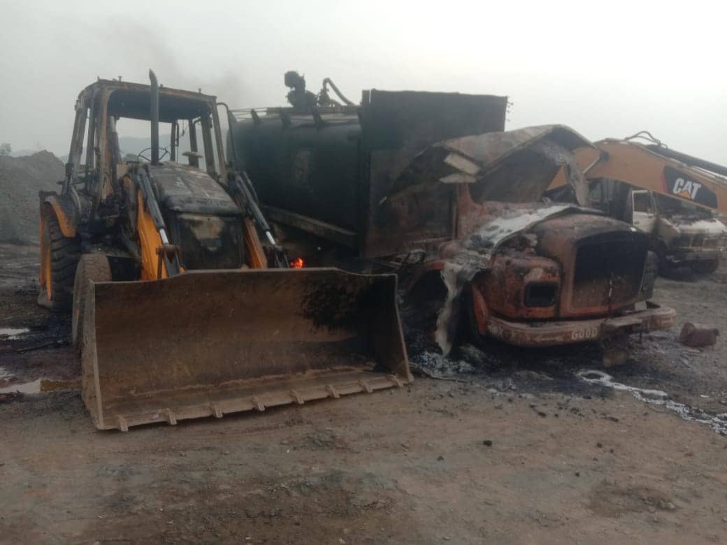 CRPF कैम्प के पास ही नक्सलियों का उत्पात, 12 वाहन फूंके