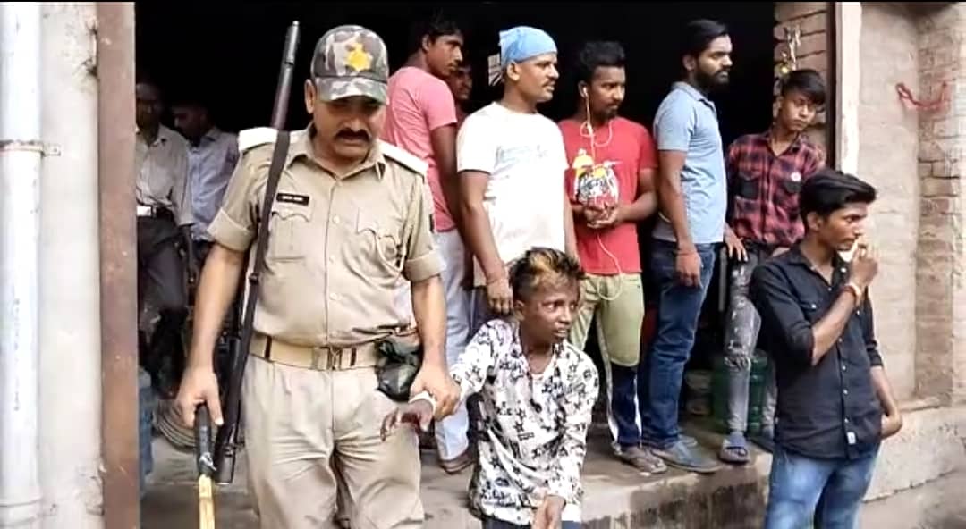 महिला राहगीर से मोबाइल छीन कर भागा नाबालिग, लोगों ने पकड़ कर सौंपा पुलिस को