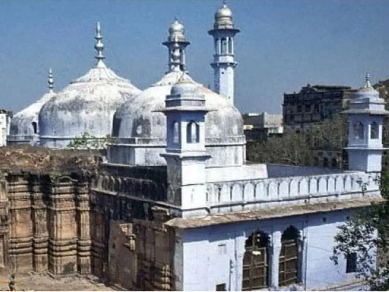ज्ञानवापी मस्जिद सर्वे : हिन्दू पक्ष ने शिवलिंग मिलने का किया दावा तो मुस्लिम पक्ष ने नकारा
