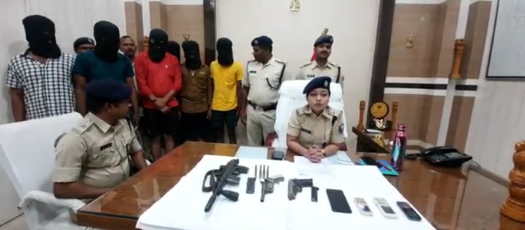 अपराध की योजना बना रहे छह अपराधी गिरफ्तार, एक कार्बाइन दो पिस्टल और कई समान बरामद