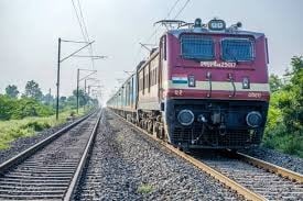 बड़हिया स्टेशन में पटरी पर जमे आंदोलनकारी, कई ट्रेनों के रूट में परिवर्तन