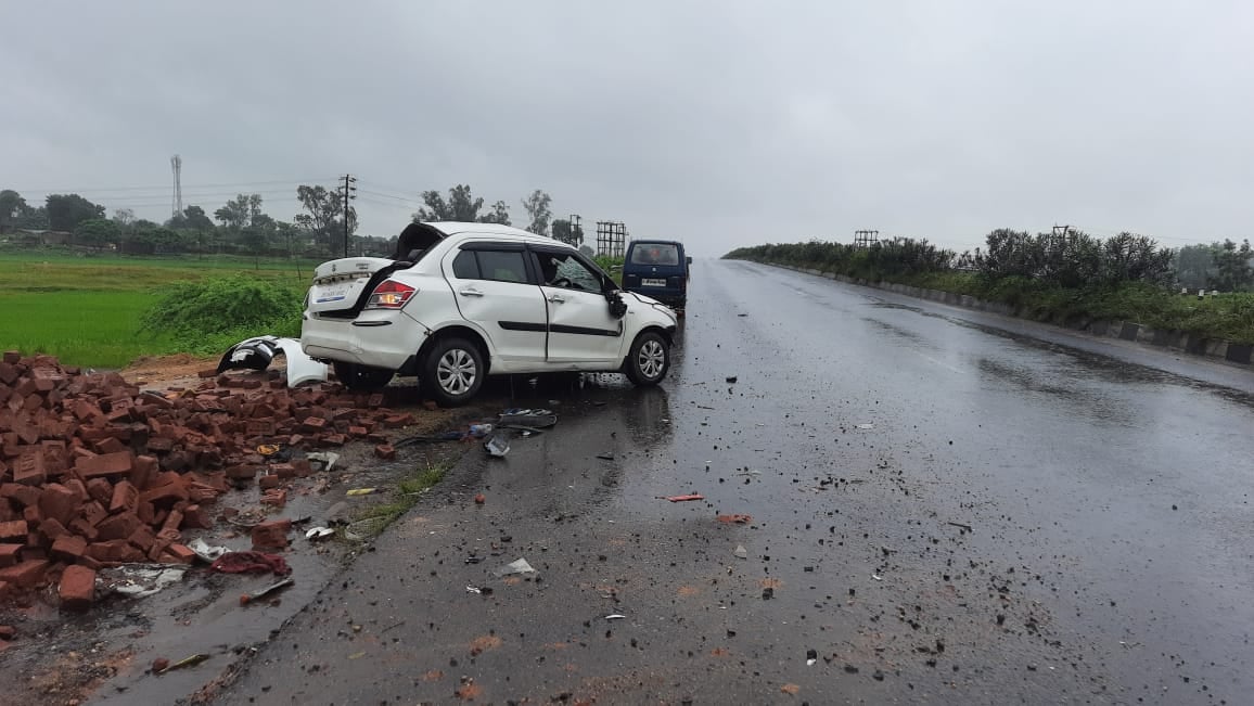 तेज रफ्तार का कहर, कुत्ते को बचाने में कार पलटने से दो की मौत,तीन घायल