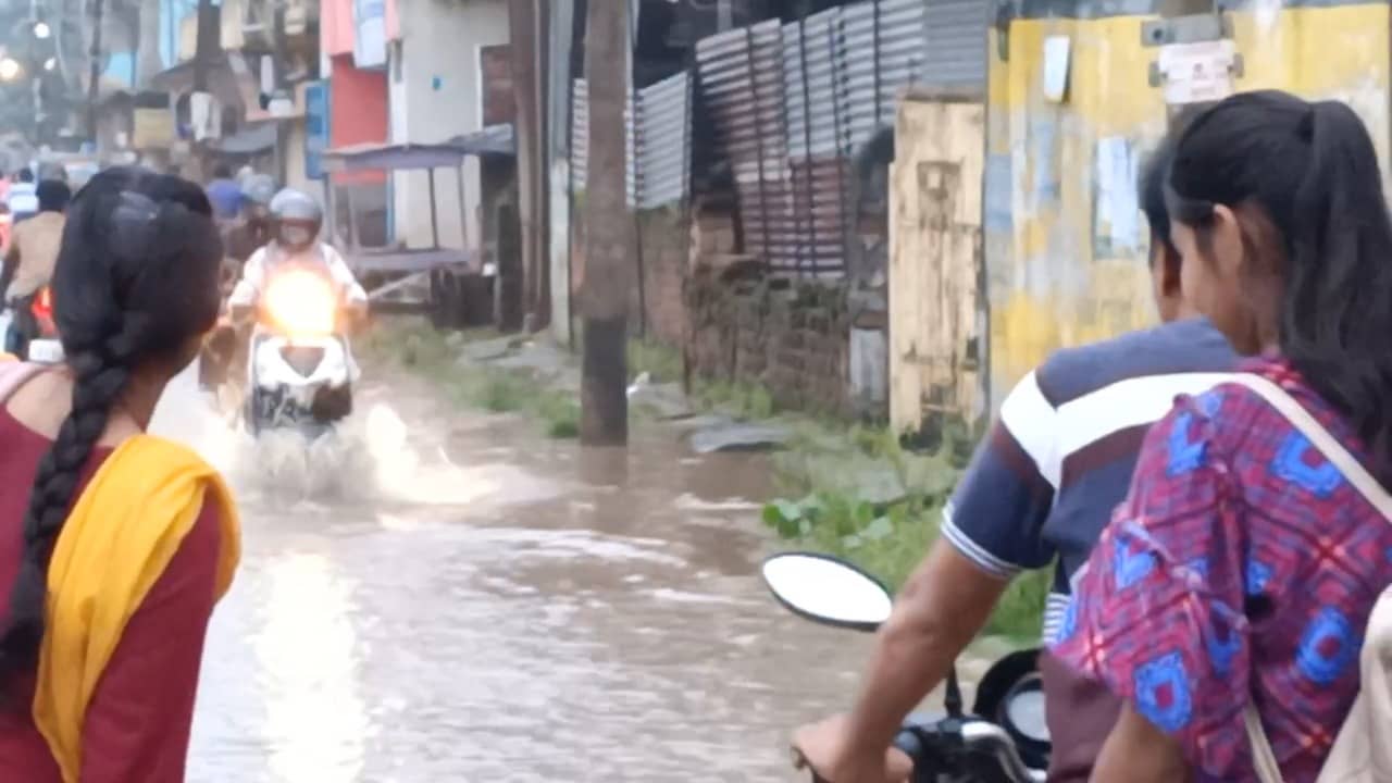 लगातार बारिश से करोड़ों की सड़क तालाब में तब्दील, नगर परिषद पर उठ रहे सवाल