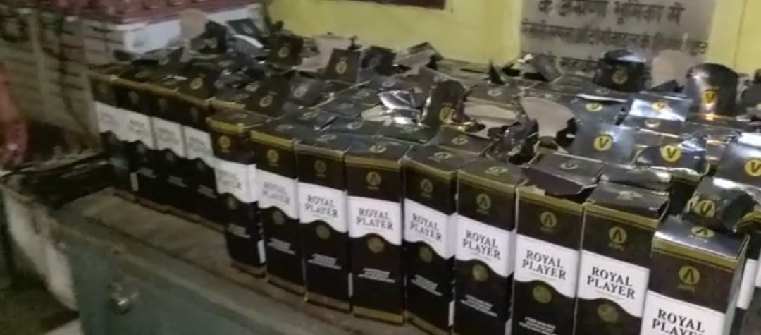 बिहार में लग्जरी कार से भारी मात्रा में शराब बरामद, दो शराब तस्कर गिरफ्तार