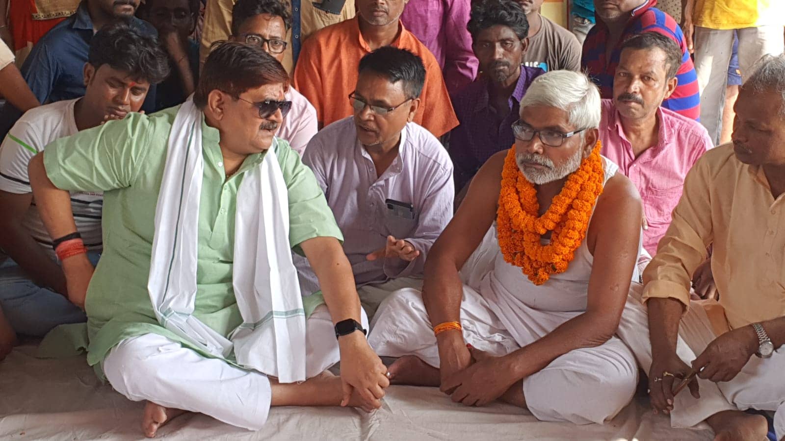 रेलवे फाटक खोलवाने की मांग को लेकर 5 वें दिन भी आमरण अशन जारी, विधायक पहुंचे धरनास्थल