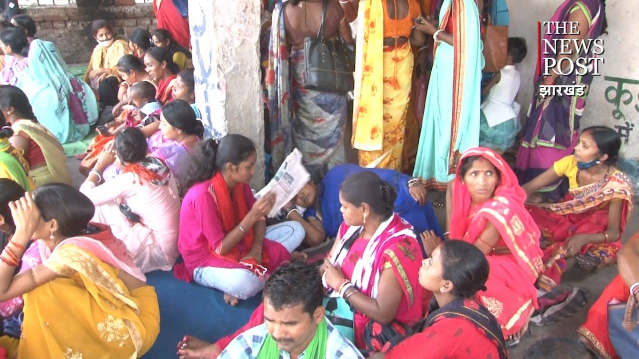 जमीन के लिए अनशन पर बैठे परिवार के मुखिया की हालत बिगड़ी, अस्पताल में भर्ती