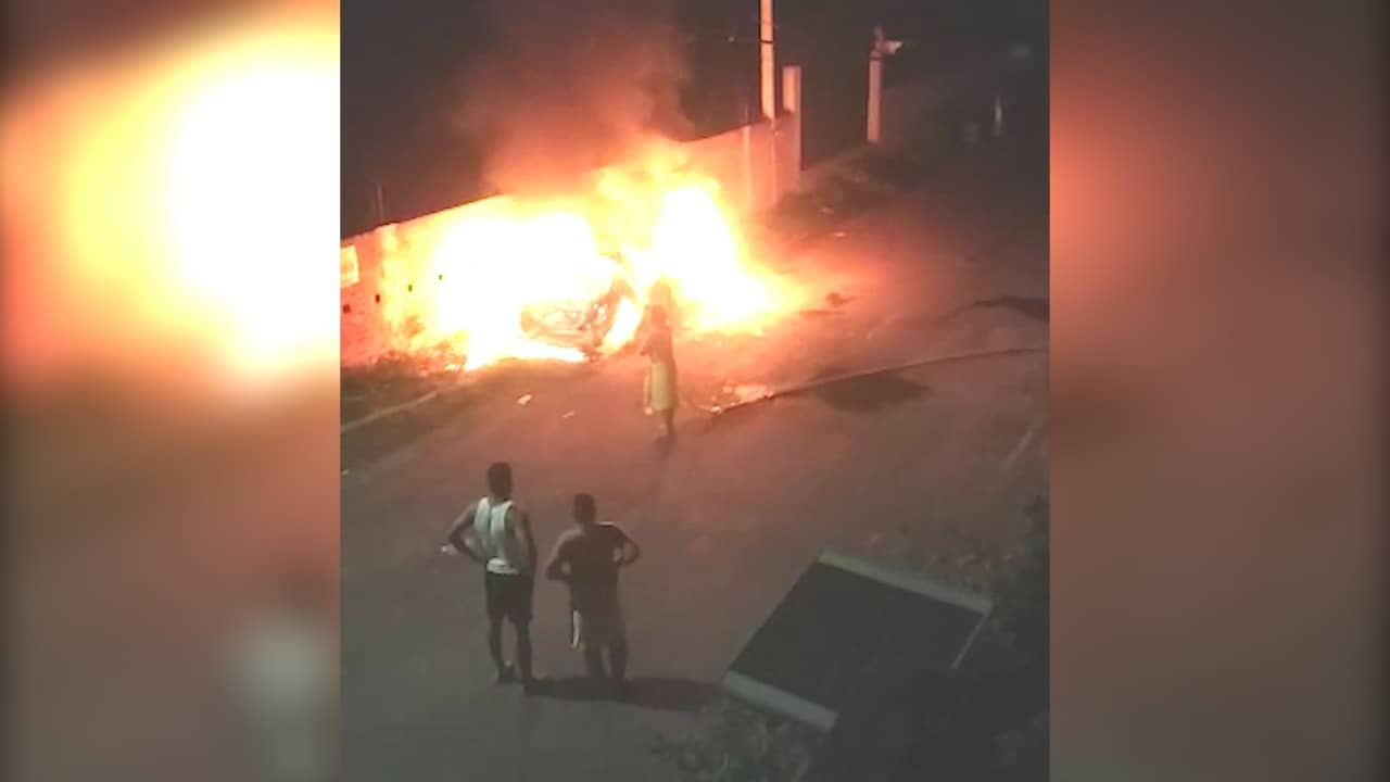 असामाजिक तत्वों ने कार में लगाई आग, कार पूरी तरह जलकर हुई खाक