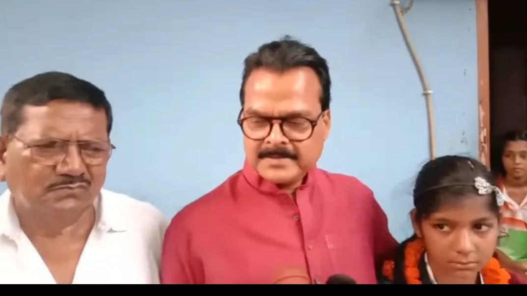 तीरंदाजी प्रतियोगिता में गोल्ड मेडल विजेता खुशी कुमारी को कांग्रेस के वरीय नेता अशोक सिंह ने किया सम्मानित