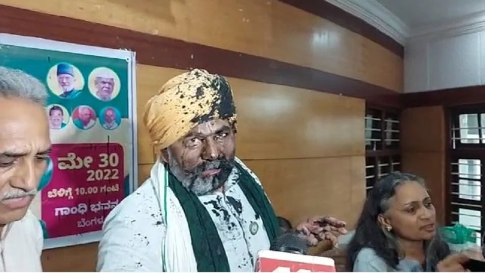 किसान नेता राकेश टिकैत पर युवक ने फेंकी स्याही, पुलिस ने किया गिरफ्तार