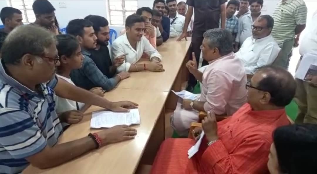 मगध विश्वविद्यालय में सेशन लेट होने पर छात्रों ने किया हंगामा, शिक्षा मंत्री से लगाई गुहार