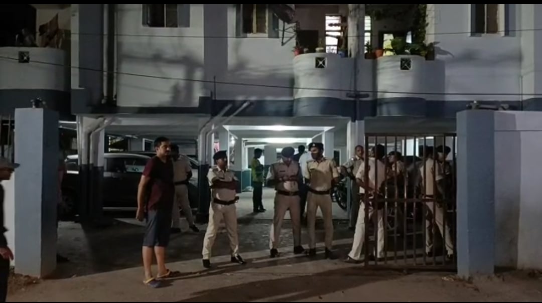 BJP के पूर्व विधायक चितरंजन शर्मा के भाइयों पर अपराधियों ने चलाई गोली, एक की मौत, दूसरा गंभीर