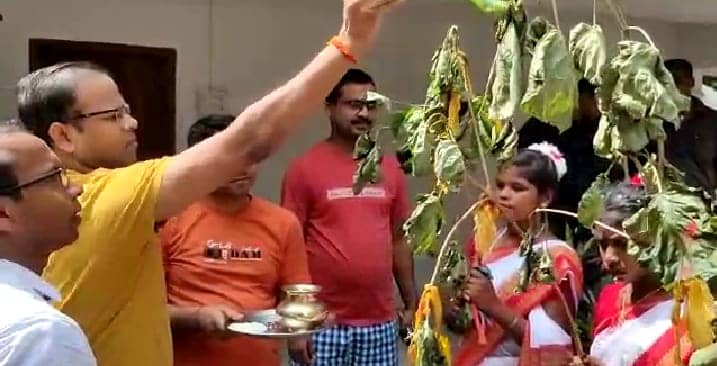 एसपी ने करमा डाली की पूजा सभी को दी बधाइयाँ