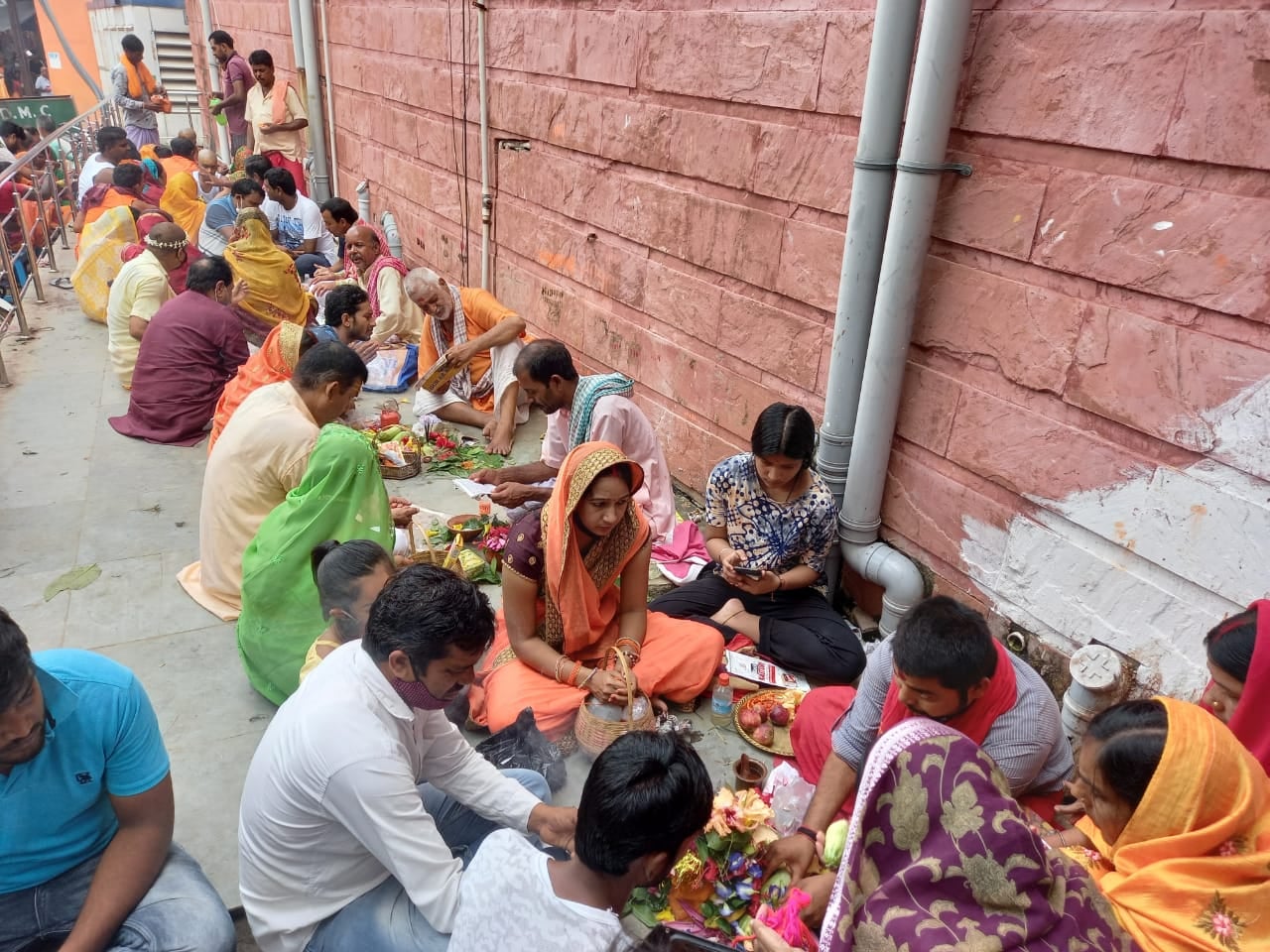 अनंत चतुर्दशी पर बाबा मंदिर में भक्तों की उमडी भीड़, अनंत रक्षा सूत्र बंधवाया