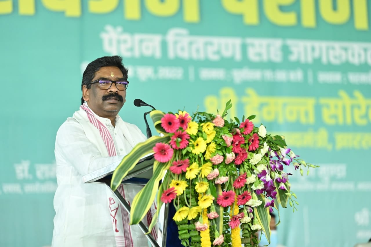 गुमला में CM हेमंत सोरेन बोले- लूट की बीजेपी की सरकार ने और परेशान उन्हें किया जा रहा