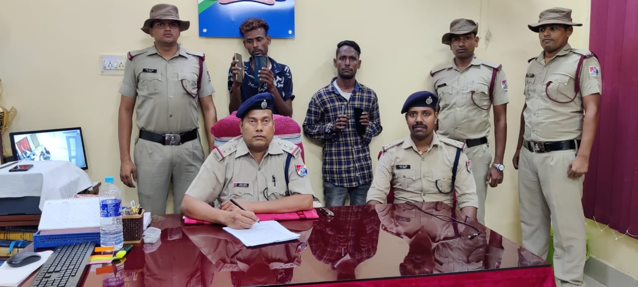 DHANBAD: आरपीएफ ने दो उचक्कों को दबोचा , चोरी के चार मोबाइल किये बरामद