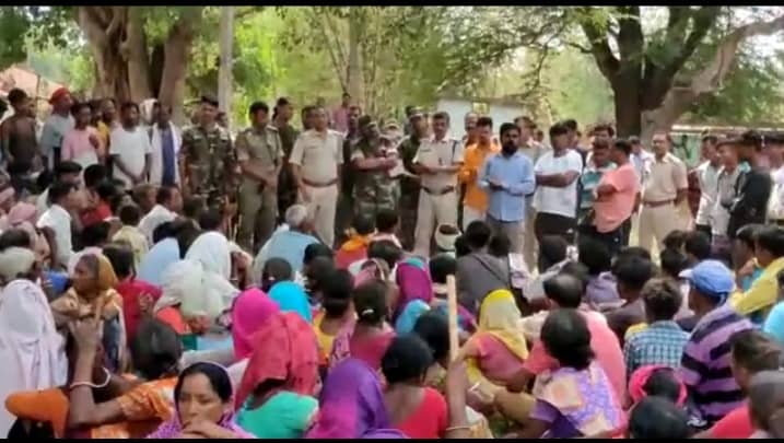 मॉब लिंचिंग : नाबालिग युवती के साथ दुष्कर्म के आरोपी 2 युवकों को ग्रामीणों ने जला'या जिंदा , एक की मौ"त